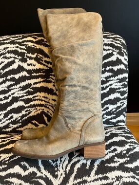 Matisse distressed leather.  8.5